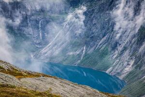 hermoso paisaje noruego con montañas en el camino a trolltunga foto