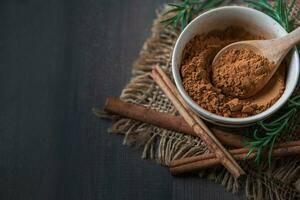 canela polvo en cuenco canela es Rico en antioxidantes y otro beneficioso compuestos foto