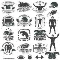 conjunto de americano fútbol americano o rugby club insignia. vector para camisa, logo, imprimir, estampilla, parche. Clásico diseño con toro, americano fútbol americano deportista jugador, casco, pelota y hombro almohadillas silueta