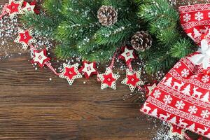 abeto de navidad con fondo de madera de decoración foto