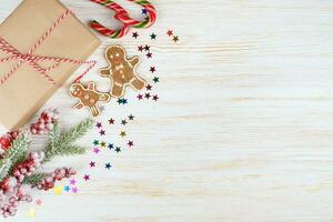 fondo de navidad con adornos y caja de regalo en tablero de madera blanca foto