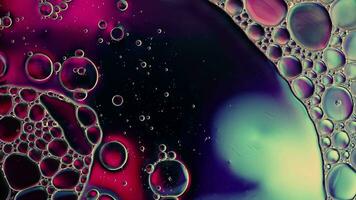 abstrakt färgrik mat olja droppar bubblor och sfärer strömmande på vatten yta video