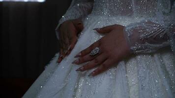 Casamento argolas em uma noivas dedo video