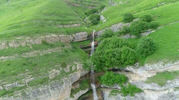 cascada en las montañas video