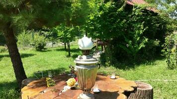 en bois table avec une thé samovar video