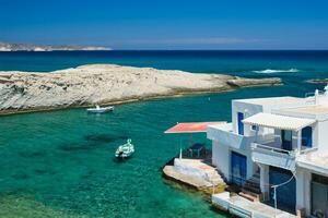 cristal claro azul agua a mitakas pueblo playa, milos isla, Grecia. foto