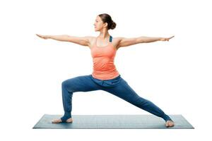 mujer practicas yoga guerrero asana foto