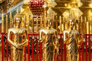 oro Buda estatuas en wat phra ese doi suthep foto