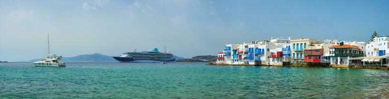 pequeño Venecia casas en chora mykonos pueblo con yate y crucero barco. mykonos isla, griego foto