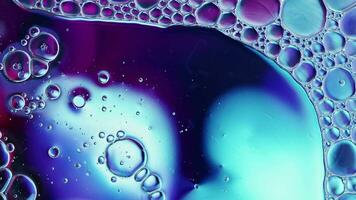 astratto colorato cibo olio gocce bolle e sfere fluente su acqua superficie video