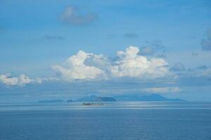 ver a el mar y isla fiyi, un país en el sur Pacífico, dramático cielo y nubes foto