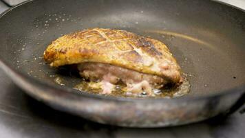 delicioso pedazo de Pato pecho carne fritura en el cacerola. el petróleo es todavía hirviendo video