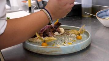 fechar acima lento movimento cenas do cozinhar derramando fonte sobre grelhado carne com amassado batatas video