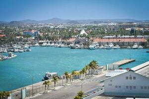 ver a Renacimiento centro de deportes acuáticos Oranjestad aruba con flota de pescar barcos siguiente a lg Herrero bulevar. foto