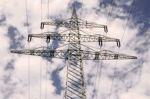 un electricidad torre con nubes en el antecedentes foto