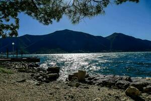 un ver de el lago y montañas desde el apuntalar foto