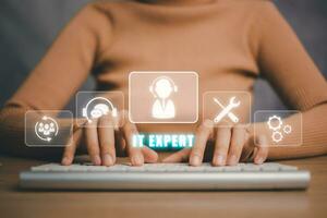 eso experto concepto, persona mano mecanografía teclado computadora con eso experto icono en virtual pantalla, información tecnología Consejo o servicios. foto