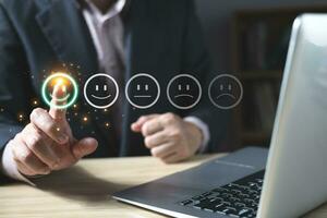 un empresario escoger el virtual pantalla en el contento sonrisa cara icono a dar satisfacción en calificación.de.servicio muy cliente.impresionado revisión Servicio y satisfacción concepto foto