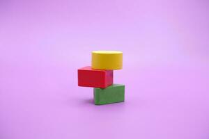conjunto de vistoso de madera forma juguete. cuadrado, triángulo y redondo en púrpura antecedentes foto