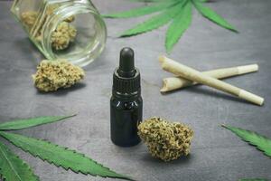 cbd médico marijuana. orgánico y natural a base de cáñamo cosmético y belleza productos foto