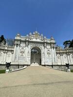 15 de abril 2023 - Estanbul, Turquía - principal portón a dolmabahce palacio foto