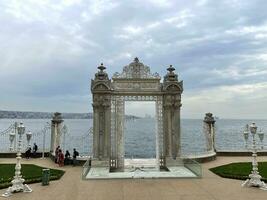 15 de abril 2023 - Estanbul, Turquía - dolmabahce palacio portón el bósforo foto