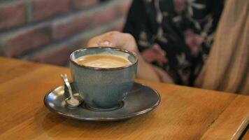 Frauen halten ein Kaffee Tasse video