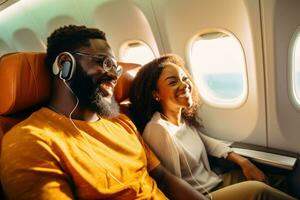 ai generado selectivo atención de africano americano hombre y mujer en auriculares escuchando música en avión, contento sonriente negro Pareja es volador en un avión en primero clase, ai generado foto