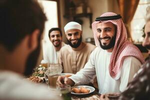 ai generado grupo de Arábica personas teniendo cena juntos mientras sentado a mesa, hermoso árabe hombre hablando a alegre multicultural musulmán familia durante cena, ai generado foto