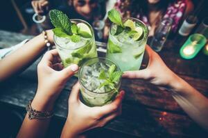 ai generado de cerca de hembra manos participación lentes de mojito cócteles, contento grupo de amigos aplausos con mojito bebidas a un cóctel bar restaurante, parte superior vista, No cara foto