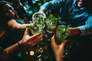 ai generado de cerca ver de masculino y hembra manos participación lentes con mojito cóctel, contento grupo de amigos aplausos con mojito bebidas a un cóctel bar restaurante, parte superior vista, No cara foto