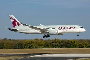 Katar vías respiratorias boeing 787-8 soñador pasajero avión a aeropuerto. aviación y aeronave. aire transporte y viajar. internacional transporte. mosca y volador. foto