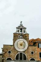 un torre con un grande reloj en eso foto