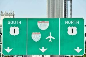 un verde autopista firmar con el palabras sur y norte foto