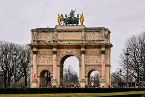 the arc de triomphe in paris photo