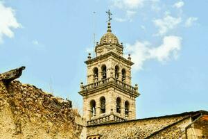 un torre con un cruzar en parte superior de eso foto