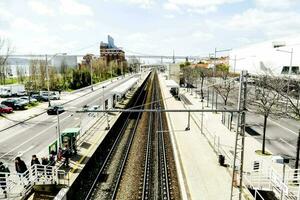 un tren estación y personas caminando en el plataforma foto