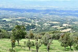 un ver de el campo desde un cima de la colina foto