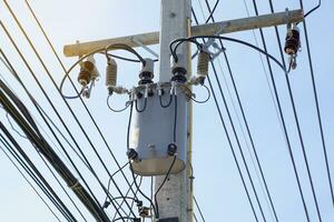 un transformador es un tipo de electromecánico que puede cambiar el nivel de voltaje de un voltaje más alto a uno más bajo de acuerdo con las necesidades de la aplicación. enfoque suave y selectivo. foto