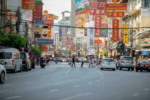 Bangkok Tailandia - 1 de enero de 2018 no identificado tailandés personas caminando en yaowaratch la carretera importante China pueblo en corazón de Tailandia capital foto