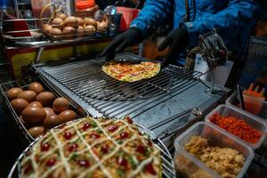 cerca arriba de banh trang nuong o local Vietnam Pizza es un popular calle comida para turista y personas en da lat, Vietnam foto