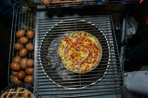 cerca arriba de banh trang nuong o local Vietnam Pizza es un popular calle comida para turista y personas en da lat, Vietnam foto