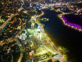 aéreo panorama ver de girasol edificio a justicia viena cuadrado en da lat ciudad. turista ciudad en desarrollado Vietnam. centrar cuadrado de da lat ciudad con xuan huong lago foto