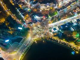 aéreo ver de un da lat ciudad con desarrollo edificios, transporte. turista ciudad en desarrollado Vietnam. centrar cuadrado de da lat ciudad con xuan huong lago y mercado. foto