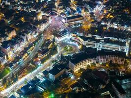 aéreo ver de un da lat ciudad con desarrollo edificios, transporte. turista ciudad en desarrollado Vietnam. centrar cuadrado de da lat ciudad con xuan huong lago y mercado. foto