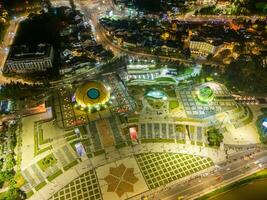 aéreo panorama ver de girasol edificio a justicia viena cuadrado en da lat ciudad. turista ciudad en desarrollado Vietnam. centrar cuadrado de da lat ciudad con xuan huong lago foto