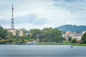 aéreo ver de un da lat ciudad con desarrollo edificios, transporte. turista ciudad en desarrollado Vietnam. centrar cuadrado de da lat ciudad con xuan huong lago y mercado. foto