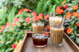 frío Leche café tazas en da lat ciudad, Vietnam estilo en mesa. selectivo enfocar. foto