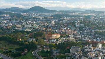 aéreo ver de da lat pedagógico Universidad en el ciudad de da lat cerca xuan huong lago en el Mañana. turista ciudad en desarrollado Vietnam foto