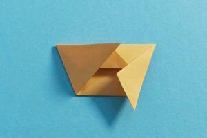paso por paso foto instrucción cómo a hacer origami papel gatito. sencillo bricolaje niños para niños concepto.